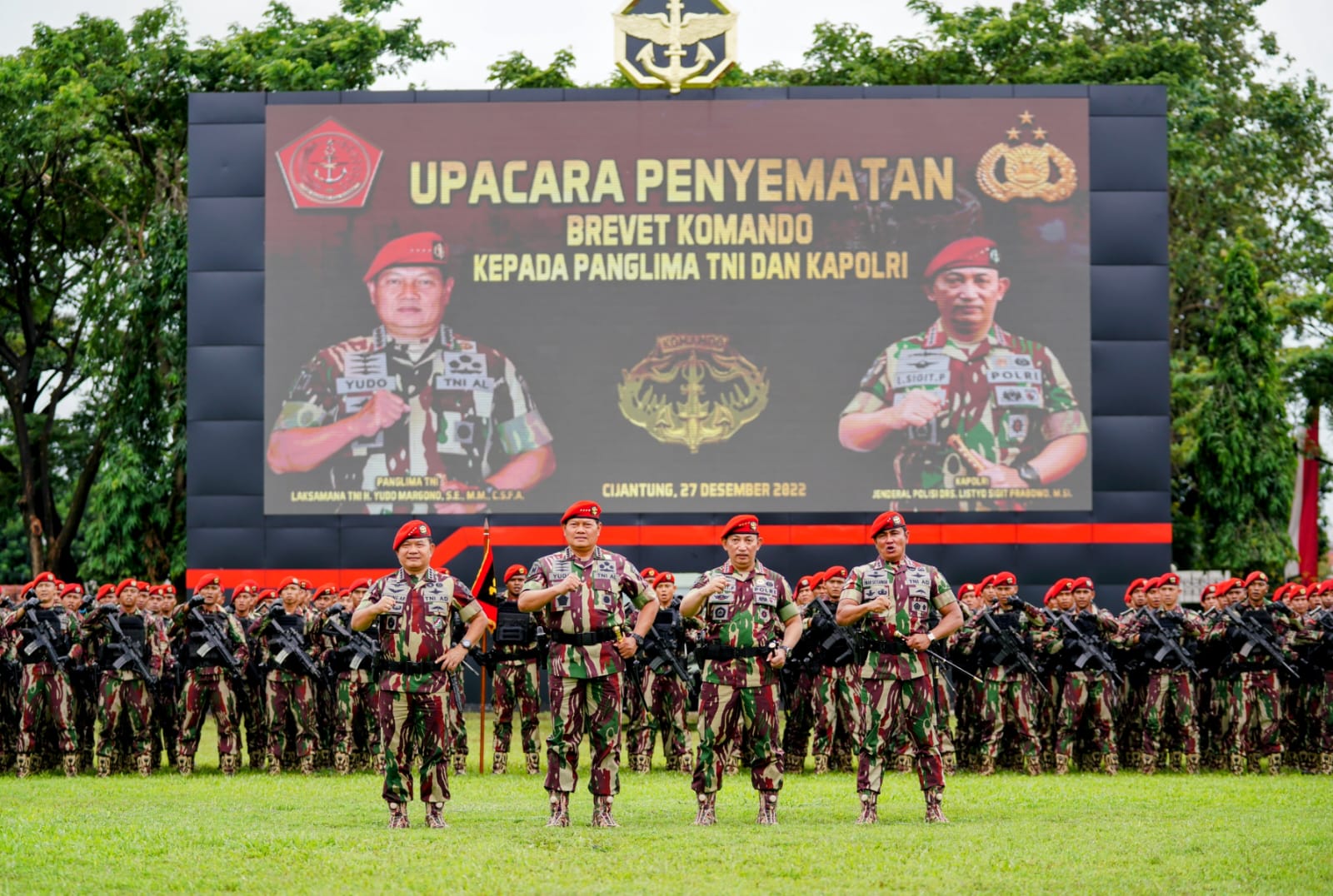 Kapolri Jenderal Listyo Sigit Prabowo Dan Panglima TNI  Laksamana Yudo Margono  Di Sematkan  Baret Merah Dan Brevet  Komando Dari PasukanElite Kopasus