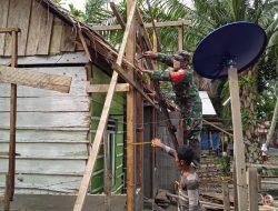 ATASI KESULITAN MASYARAKAT :  BABINSA KORAMIL 08/ARONGAN BANTU RENOVASI RUMAH WARGA