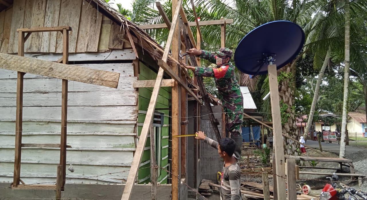 ATASI KESULITAN MASYARAKAT :  BABINSA KORAMIL 08/ARONGAN BANTU RENOVASI RUMAH WARGA