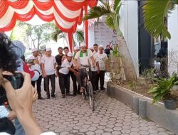 HAJI UMA DAYUNG SEPEDA ONTEL BAJU KAOS PUTIH POLOS :  ANTAR SYARAT DUKUNGAN MAJU BALON DPD-RI