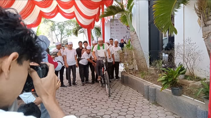 HAJI UMA DAYUNG SEPEDA ONTEL BAJU KAOS PUTIH POLOS :  ANTAR SYARAT DUKUNGAN MAJU BALON DPD-RI