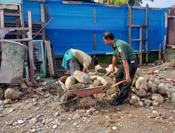 KEPEDULIAN BABINSA :  BANTU WARGA BANGUN RUMAH