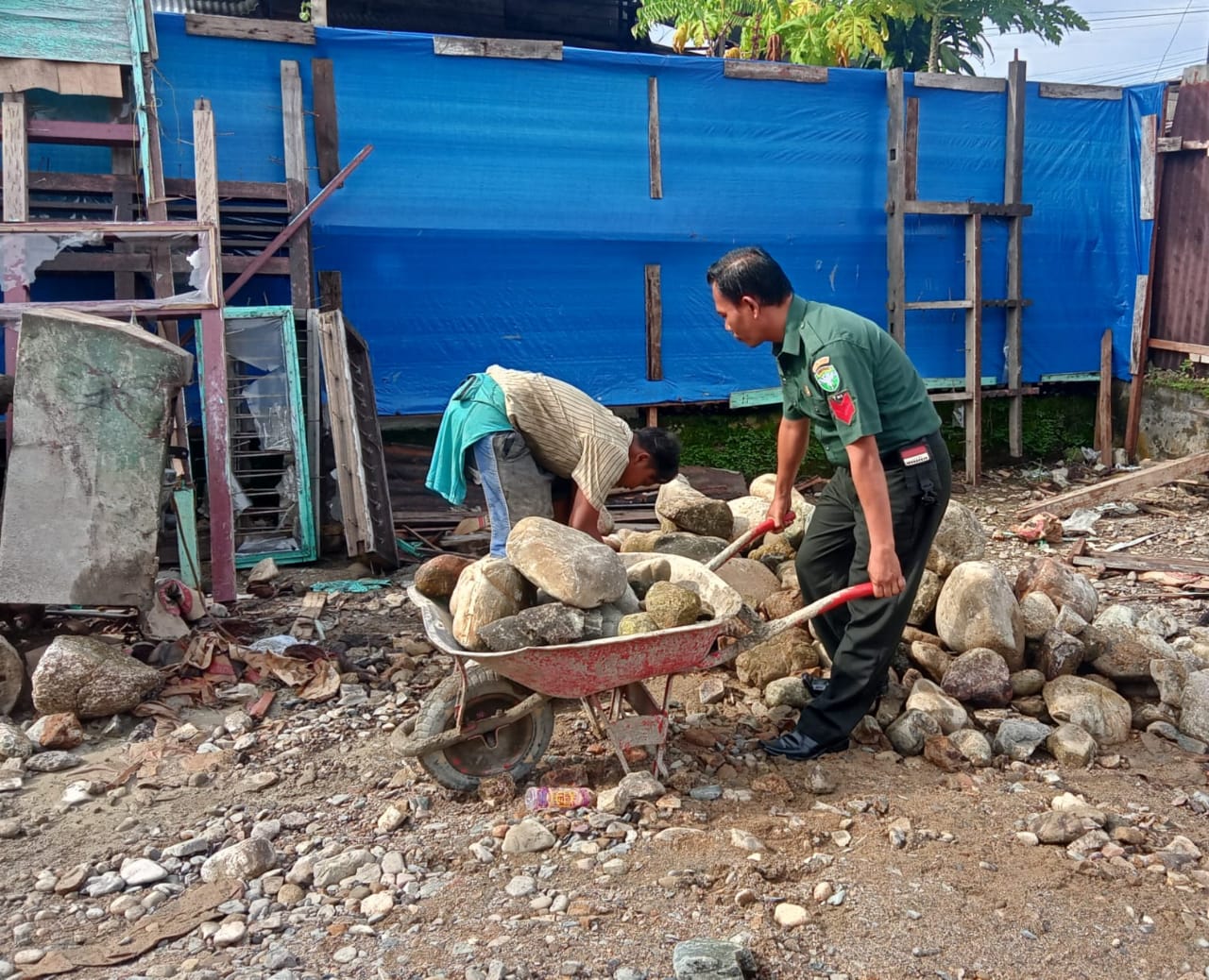 KEPEDULIAN BABINSA :  BANTU WARGA BANGUN RUMAH