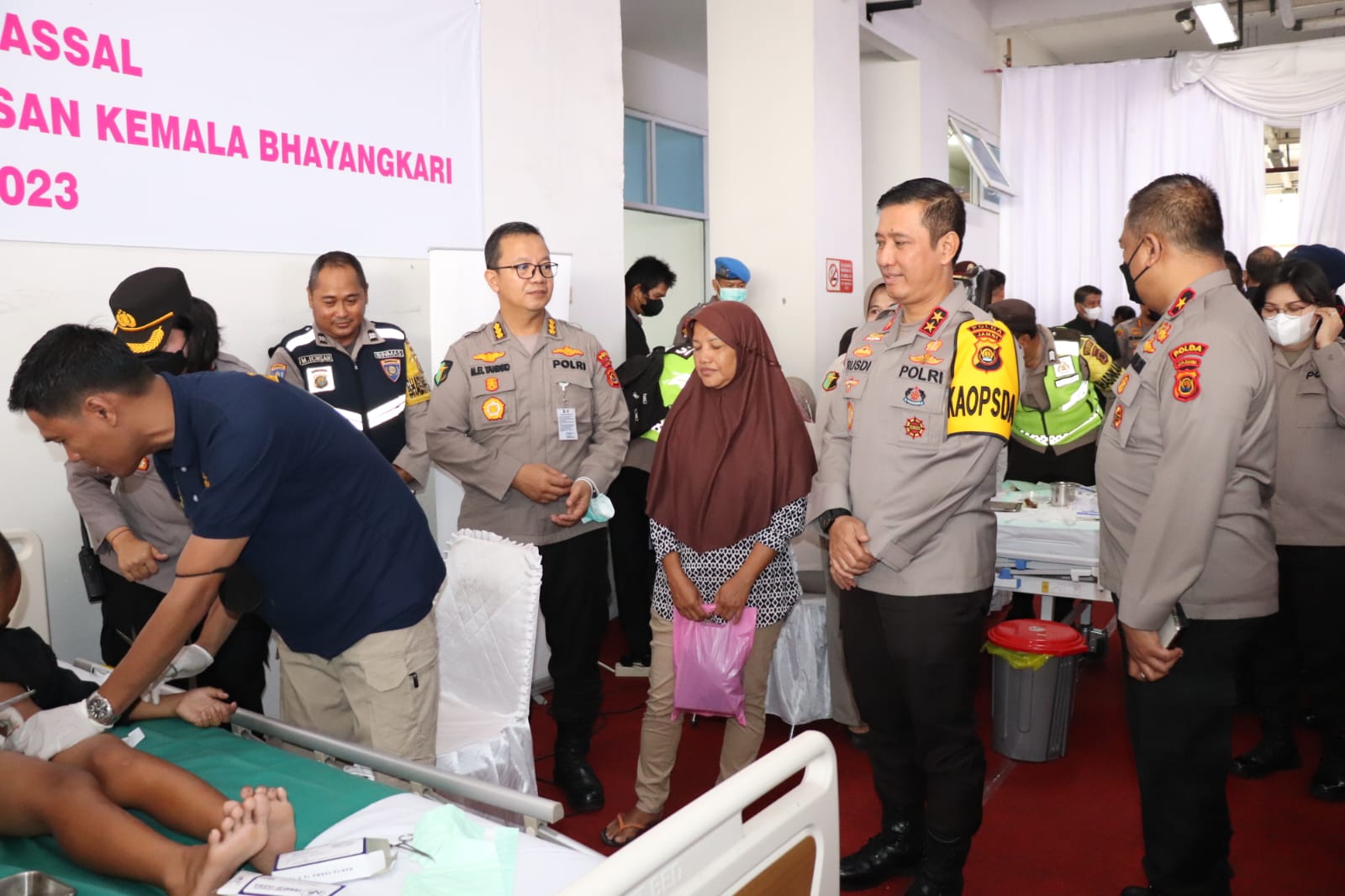 Kapolda jambi Irjen Pol Rusdi Hartono Kunjungi Pelaksanaan Sunatan Massal  Yang Di Gelar Oleh Polda Jambi Dan Yayasan  Kemala Bhayangkari  Di Rumah Sakit Bhayangkara Jambi