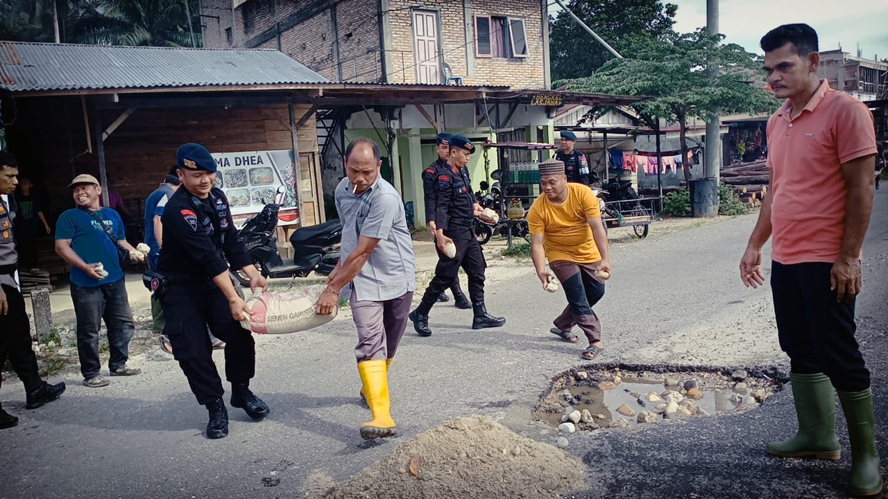 PERSONEL BRIMOB POLDA ACEH :  GELAR GOTONG ROYONG BERSAMA MASYARAKAT