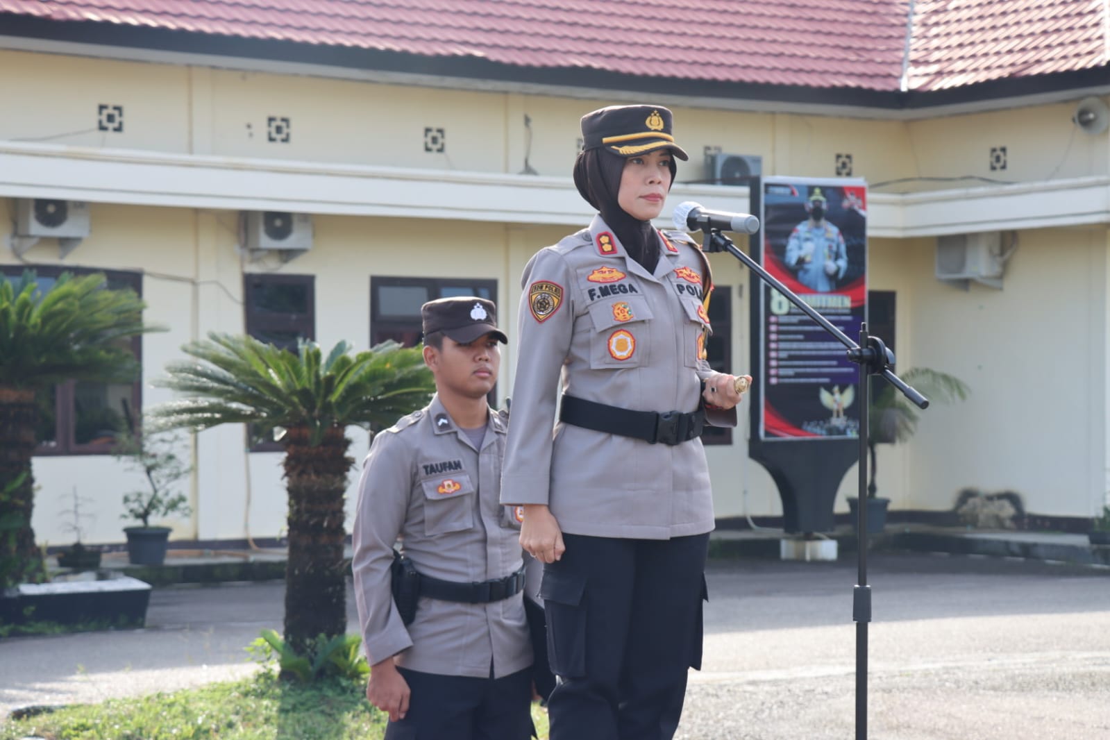 Kapolres Tebo Akbp Fitria Mega M.Psi.Psi Pimpinan  Apel Korp Rapor  Kenaikan Pangkat Personil Polres Tebo Di Lapangan Apel Polres Tebo