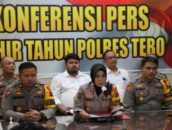 Kapolres Tebo Akbp Fitria Mega M.Psi.Psi  Pimpin Acara Komferensi Pers Akhir Tahun 2022 Polres Tebo Yang Di Dampingi Wakapolres Tebo Kompol Deni Mulyadi SE