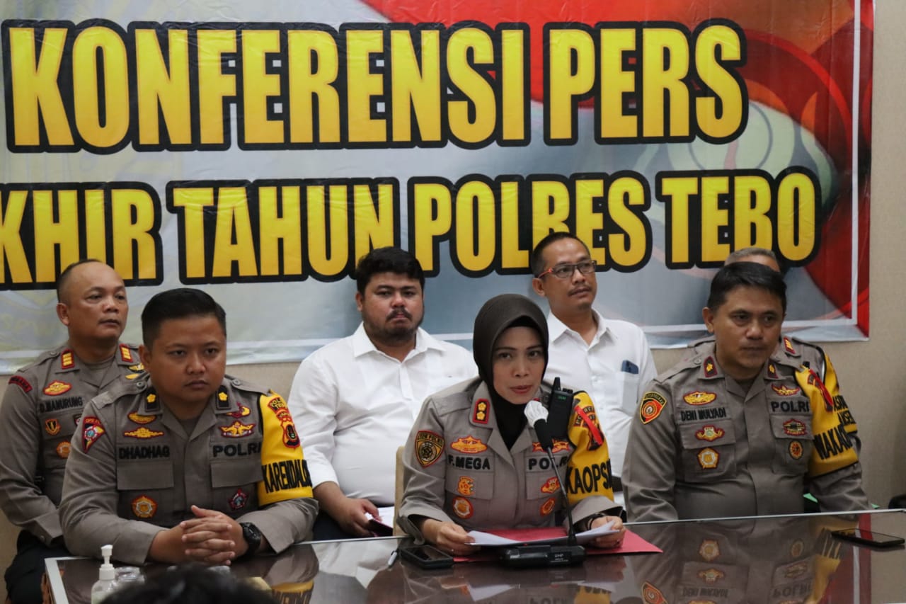 Kapolres Tebo Akbp Fitria Mega M.Psi.Psi  Pimpin Acara Komferensi Pers Akhir Tahun 2022 Polres Tebo Yang Di Dampingi Wakapolres Tebo Kompol Deni Mulyadi SE