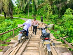 EFEK JAMBATAN RUSAK –  INI YANG DILAKUKAN ANGGOTA POLSEK BANDA ALAM