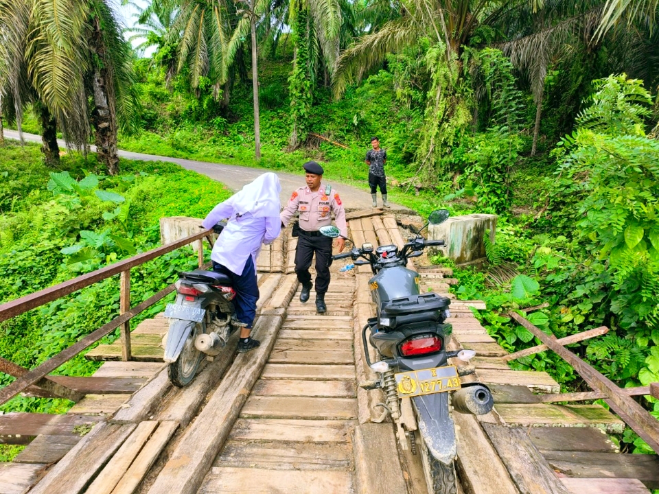 EFEK JAMBATAN RUSAK –  INI YANG DILAKUKAN ANGGOTA POLSEK BANDA ALAM