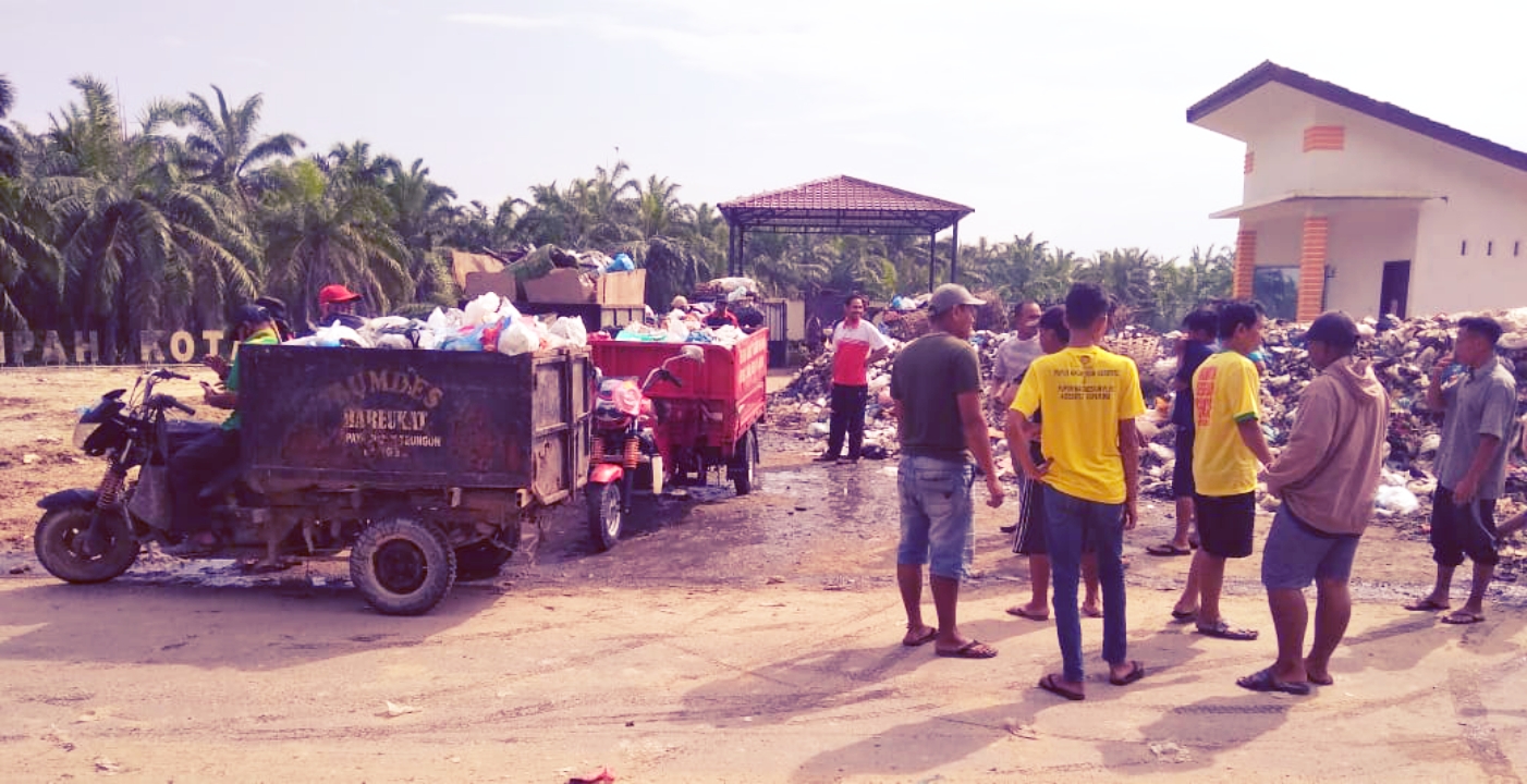 MASYARAKAT SUKA JADI KEBUN IRENG –  GELAR DEMO TERKAIT TUMPUKAN SAMPAH DEPO PONDOK PABRIK