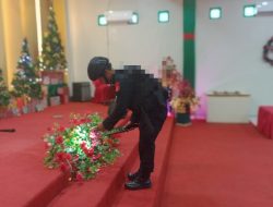 Personil Batalyon B Pelopor Satbrimobda Jambi di Dampingi Satgas Ops Lilin Nataru 2022 laksanakan Sterilisasi Rumah Ibadah menjelang Perayaan Natal.