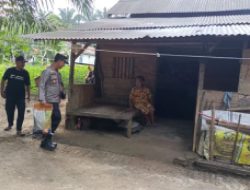 Kegiatan Bersama Keluarga Jum’at Berkah Polsek Tabir Selatan,Serahkan Bantuan Pada Mbah Erna Warga Desa Muara Delang