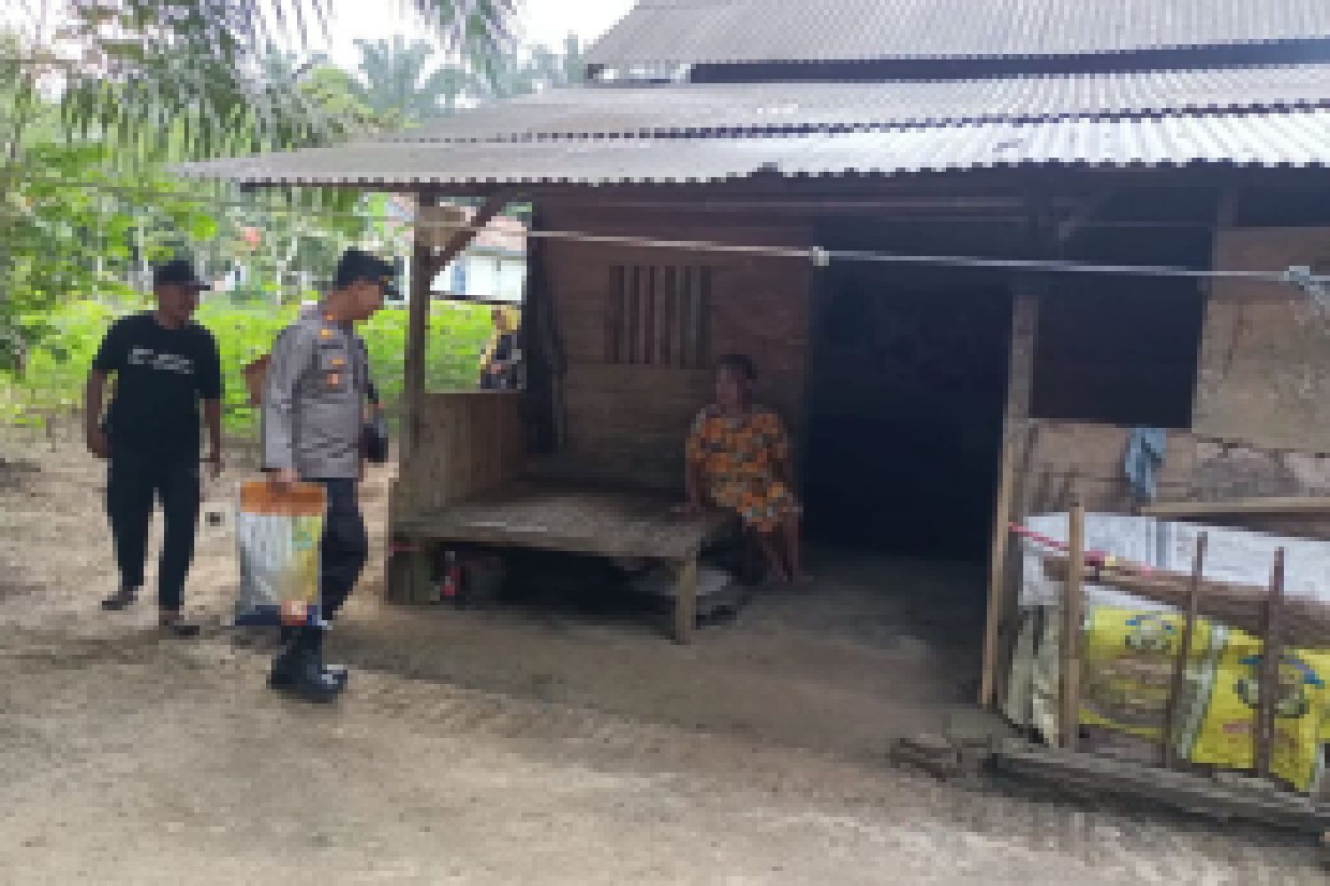 Kegiatan Bersama Keluarga Jum’at Berkah Polsek Tabir Selatan,Serahkan Bantuan Pada Mbah Erna Warga Desa Muara Delang