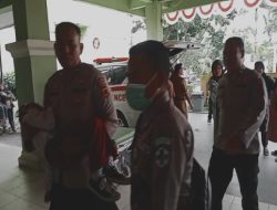 Personil Satbinmas Polres Merangin Bantu Korban Laka Lantas di Talang Kawo.