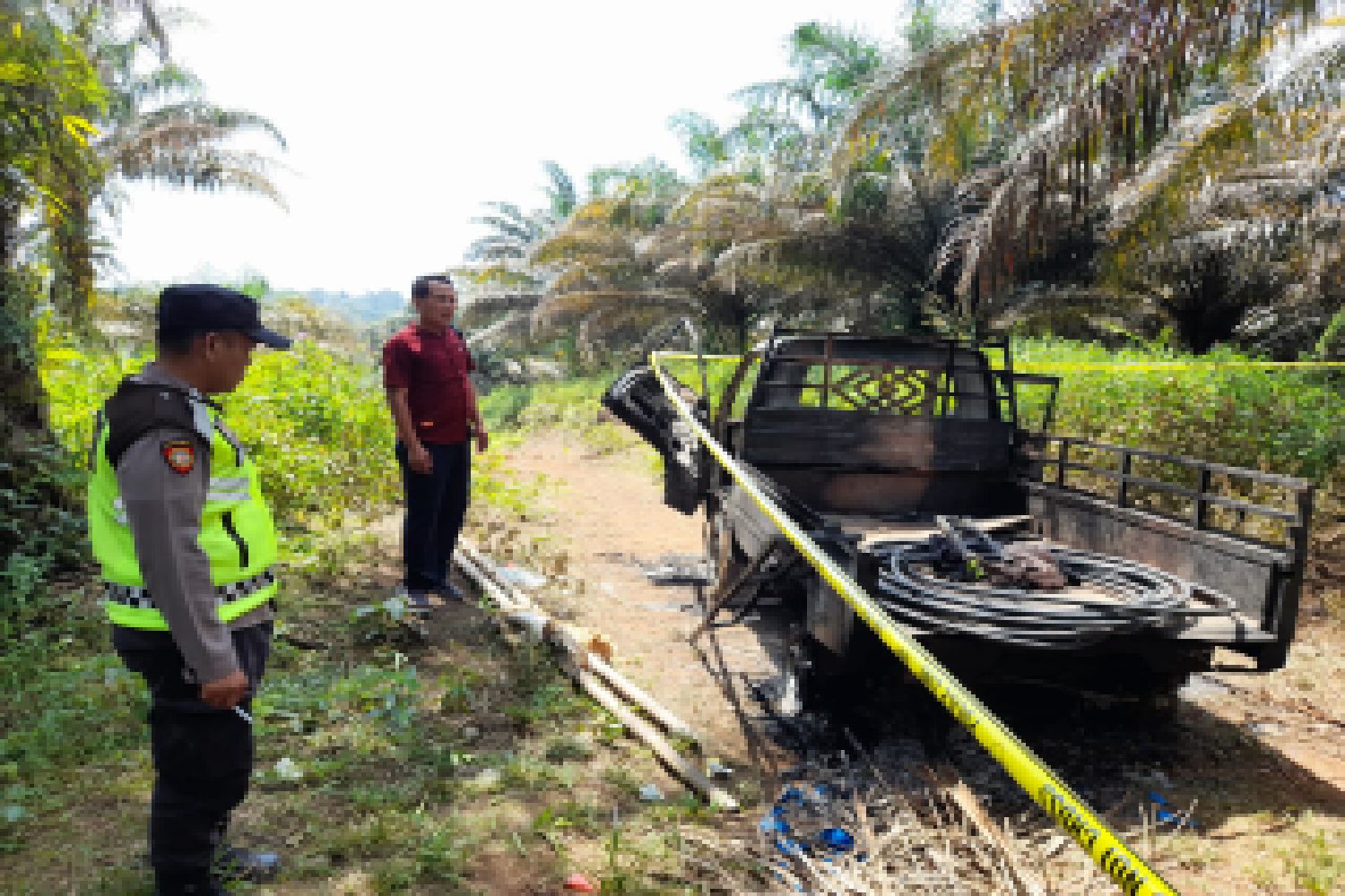 Kapolsek Bangko,Pergoki di duga Pencuri Kabel Listrik,Tak Sabar Pelaku tak Muncul setelah di Intai,Warga Bakar Mobil Pelaku