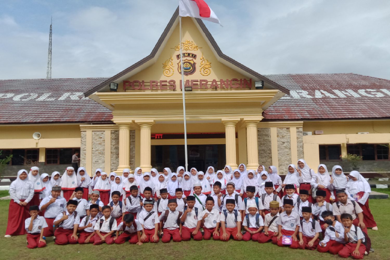 Polisi Sahabat Anak,Kasat Lantas Polres Merangin, Beri Edukasi pada Murid SD Permata Hati