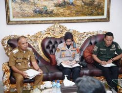 Pj.Bupati Tebo H.Aspan ST Di Dampingi Kapolres Tebo Akbp Fitria Mega.M.psi.Psi Memintak Pihak Perusahaan Batu Bara Yang Beroperasi  DiJl.Simpang Niam Untuk Menjalani Dengan Sebaik-Baiknya Kesepakatan Yang Telah DiBuat Pemda serta Masyarakat simpang Niam