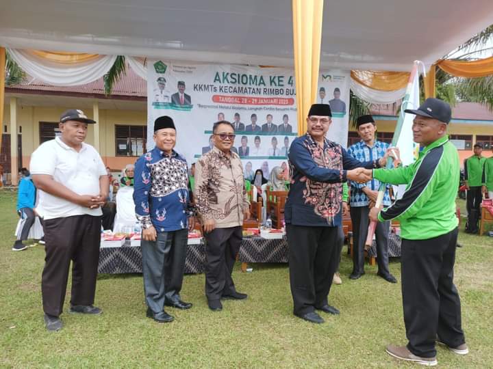 Sekretaris Daerah  Kabupaten Tebo Drs Teguh Arhadi  MM  Secara Resmi Menutup Ajang Kreasi Seni Dan Olah Raga Madrasah Ke 4 Tingkat Madrasah  Tsanawiyah Se Kec.Rimbo Bujang,Rimbo Ulu,Dan Rimbo Ilir