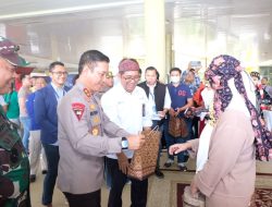 Kepala Kepolisian Daerah Jambi  Irjen Pol Rusdi Hartono  Bersama Gubernur Jambi Al.Haris,Danrem 042 Gapu Brigjen TNI Supriono Menyambut Langsung Penumpang Pesawat  Yang Tiba Di Provinsi Jambi Pada Awal Tahun 2023