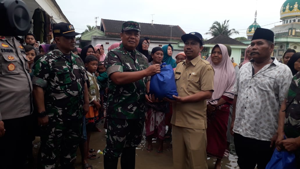 Pangdam V/Brawijaya Beri Bantuan dan Tinjau Masyarakat Terdampak Banjir