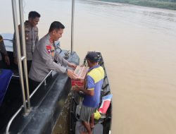 Kapolda Jambi Irjen Pol Rusdi Hartono  Turun Langsung MenyerahKan  Bantuan Kepada Para Nelayan  Yang ia Temui Di Pinggiran Sungai Batang Hari  Yang Sedang Mencari Ikan