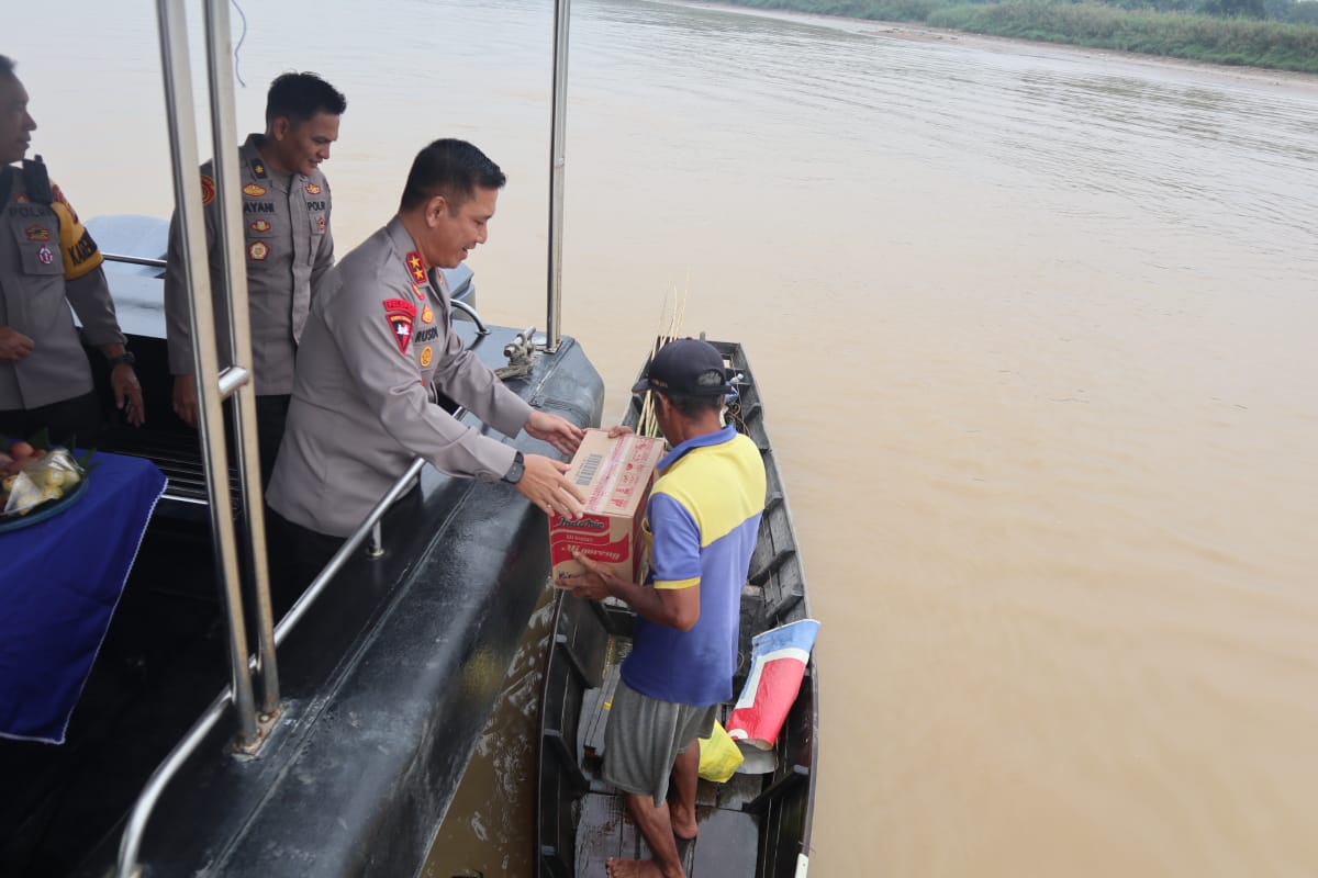 Kapolda Jambi Irjen Pol Rusdi Hartono  Turun Langsung MenyerahKan  Bantuan Kepada Para Nelayan  Yang ia Temui Di Pinggiran Sungai Batang Hari  Yang Sedang Mencari Ikan