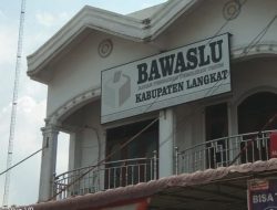 RANGKAP JABATAN : KEPALA SEKOLAH MADRASAH IBTIDAIYAH DAN GURU BERSERTIFIKASI JADI KETUA PANWASCAM PADANG TUALANG