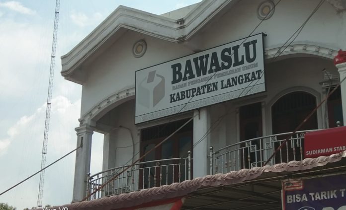 RANGKAP JABATAN : KEPALA SEKOLAH MADRASAH IBTIDAIYAH DAN GURU BERSERTIFIKASI JADI KETUA PANWASCAM PADANG TUALANG