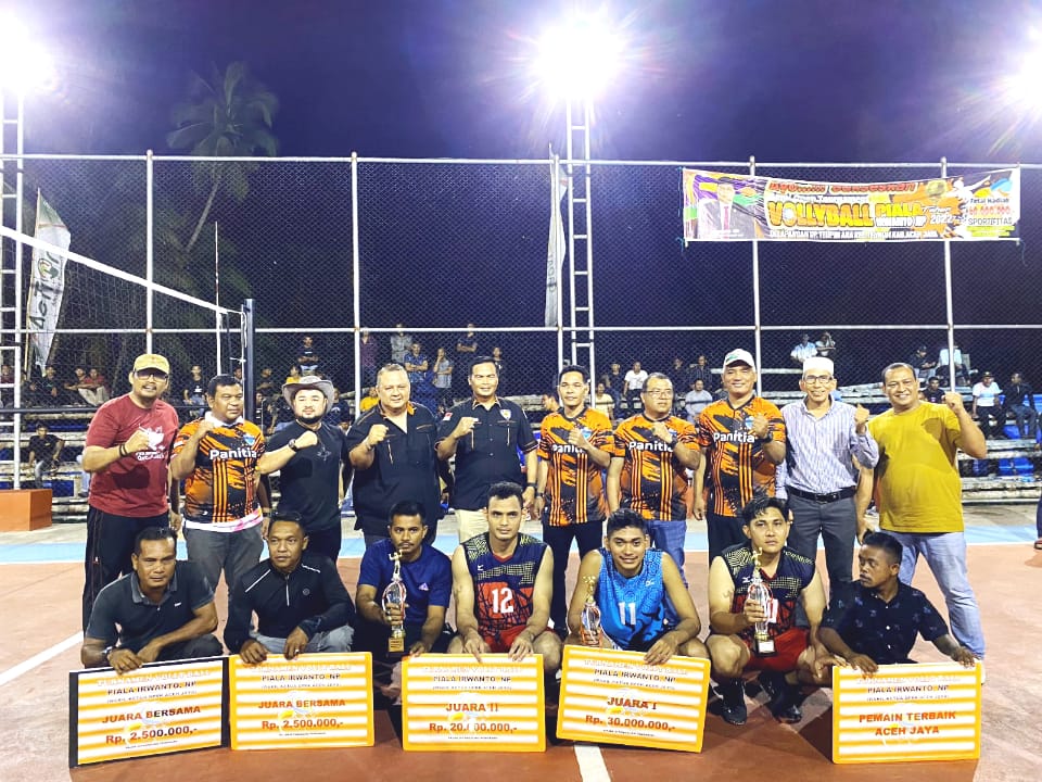 KAPOLRES ACEH JAYA : MENYERAHKAN TROPHY HADIAH JUARA II