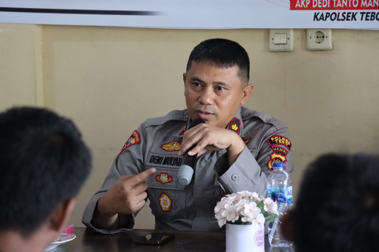 Kapolres Tebo Akbp Fitria Mega M.psi.Psi Yang Di Wakili Waka Polres Tebo Kompol Deni Mulyadi.SE Melaksanakan Jum,at  Curhat Presisi Di Desa Sungai Alai Kec.Tebo Tengah Kab.Tebo