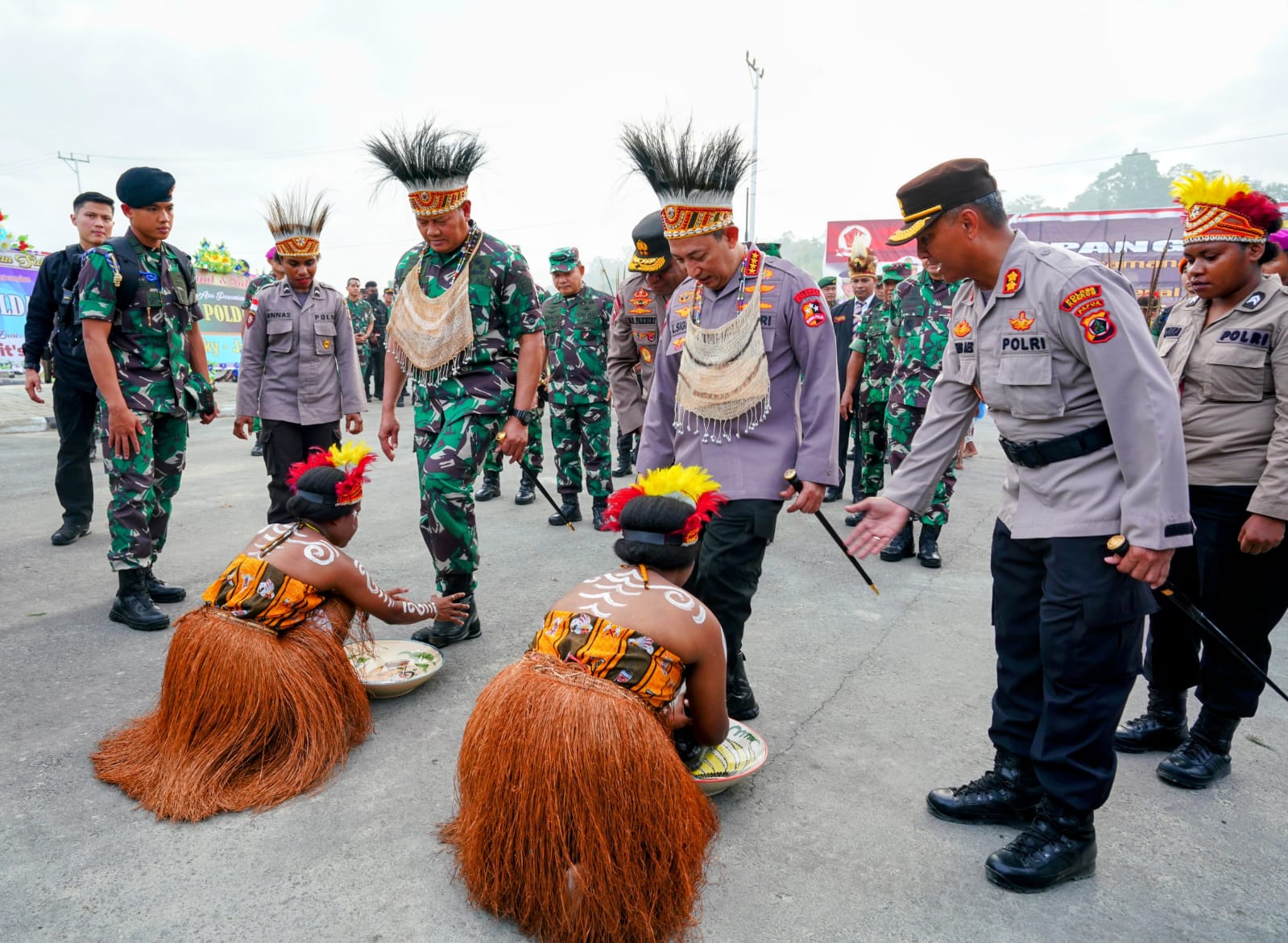 Kapolri Jenderal Listyo Sigit Prabowo ,Panglima TNI Laksamana Yudo Margono  Hingga Seluruh Kepala  Staf TNI  AD,AI,AU Meresmikan Gedung Baru Polda Papua