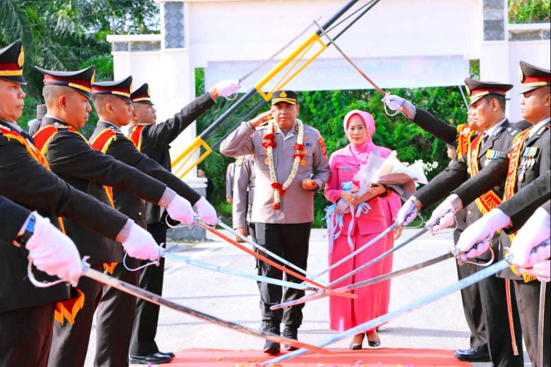 PISAH SAMBUT KAPOLRES SUBULUSSALAM : DIWARNAI PROSESI PEDANG PORA