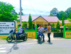 EDUKASI DAN TEGURAN HUMANIS BHABINKAMTIBMAS POLSEK KUALA BATEE : KEPADA PELAJAR TIDAK MENGGUNAKAN HELM STANDART