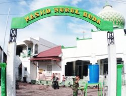 BERSIHKAN MASJID SARANA IBADAH SHALAT JUM’AT : ANGGOTA KORAMIL 07/JOHAN PAHLAWAN DIKERAHKAN DEMI KENYAMANAN UMAT BERIBADAH