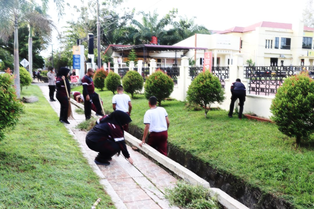 JAGA KEBERSIHAN : PERSONEL POLRES NAGAN RAYA BERSIH² LINGKUNGAN MAKO