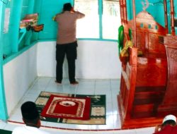 PERSONEL POLSEK RUNDENG – KUMANDANGKAN AZAN DIMASJID AL – MUHAJIRIN DESA LAE PAMUALAN