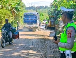 RESPON CEPAT SATLANTAS POLRES PIDIE : BERSIHKAN LUMPUR DIBADAN JALAN