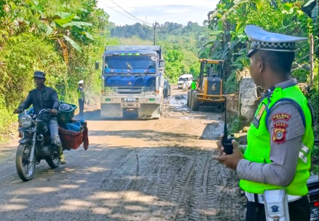 RESPON CEPAT SATLANTAS POLRES PIDIE : BERSIHKAN LUMPUR DIBADAN JALAN