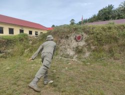 GUNA MENGASAH KEMAMPUAN PERSONEL : KOMPI 2 BATALYON C PELOPOR LAKSANAKAN LATIHAN LEMPAR SANGKUR