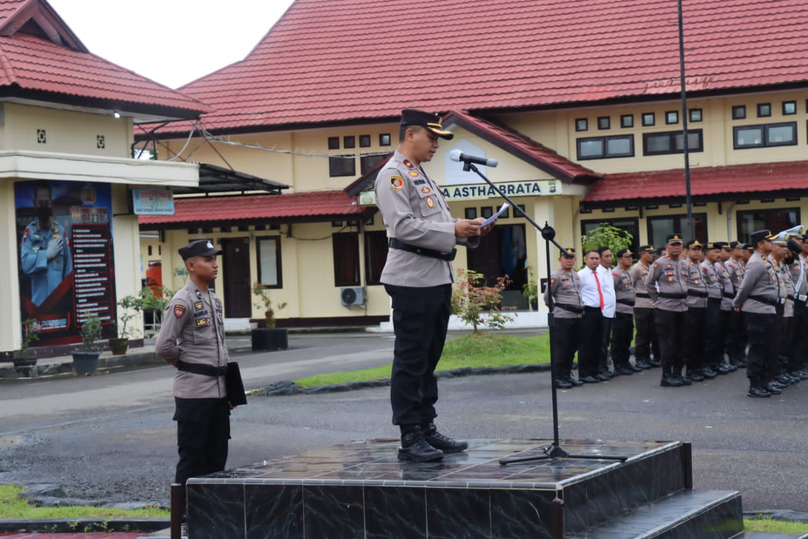 Kapolres Tebo Akbp Fitria Mega M.Psi.Psi Yang Di Wakili Oleh Wakapolres Tebo Kompol Deni Mulyadi Sebagai  Inspektur  Upacara Bendera Hari Selasa Tanggal 17 Januari 2023 Di Halaman Apel Polres Tebo