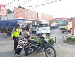 RESPONSIF SATLANTAS POLRES SUBULUSSALAM – BANTU IBU PENGENDARA BECAK MOGOK