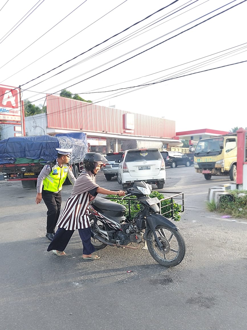 RESPONSIF SATLANTAS POLRES SUBULUSSALAM – BANTU IBU PENGENDARA BECAK MOGOK