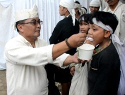 *Menyayangi Anak Anak Suku Baduy, Brigjen TNI Tatang Subarna Menyuapinya*