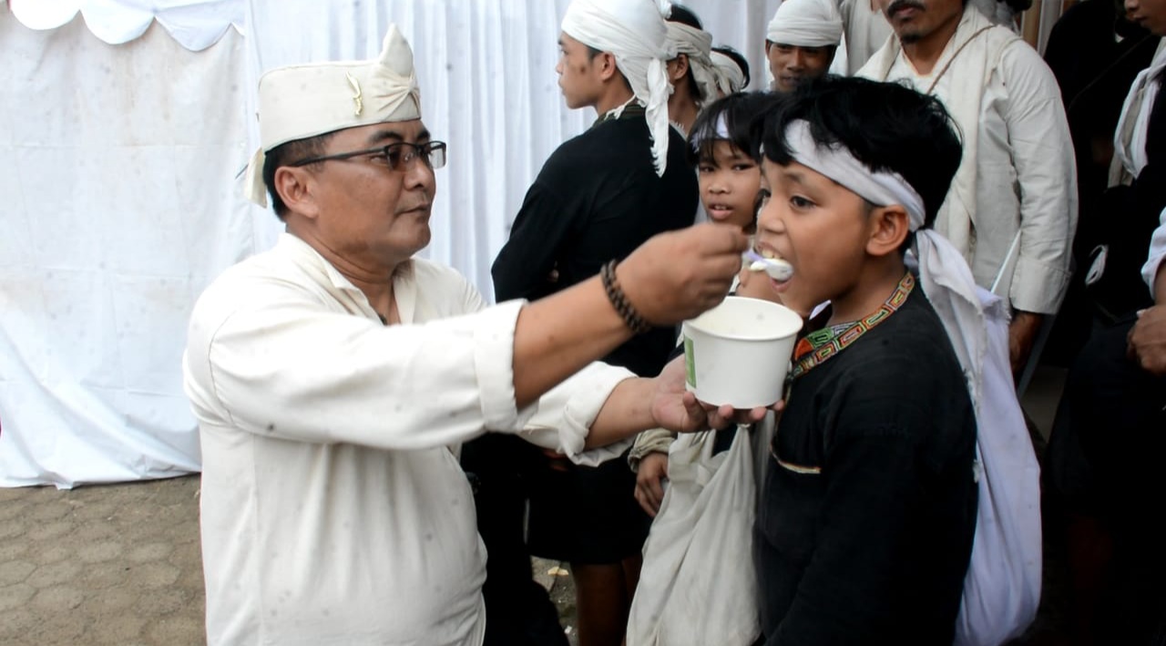 *Menyayangi Anak Anak Suku Baduy, Brigjen TNI Tatang Subarna Menyuapinya*