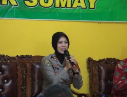 Kapolres Tebo Akbp Fitria Mega M.Psi.Psi Di Dampingi Kasat Binmas Akp Sutikno,Kapolsek Sumay Iptu Maryono Melaksanakan Jum,at Curhat  Di Desa Teluk Langkap Kec.Sumay