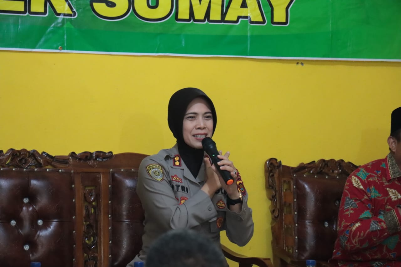 Kapolres Tebo Akbp Fitria Mega M.Psi.Psi Di Dampingi Kasat Binmas Akp Sutikno,Kapolsek Sumay Iptu Maryono Melaksanakan Jum,at Curhat  Di Desa Teluk Langkap Kec.Sumay