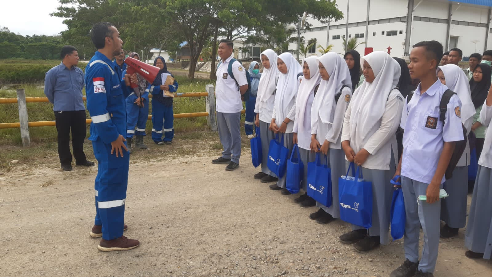 PULUHAN SISWA DAN GURU : DATANGI LOKASI CPP MEDCO E&P ACEH TIMUR
