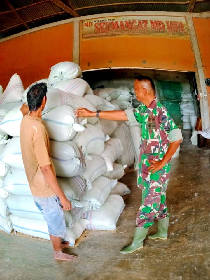 KUNJUNGI KILANG PADI – BABINSA UPAYA DINI KALKULASI PANGAN UNTUK BULAN PUASA RAMADHAN