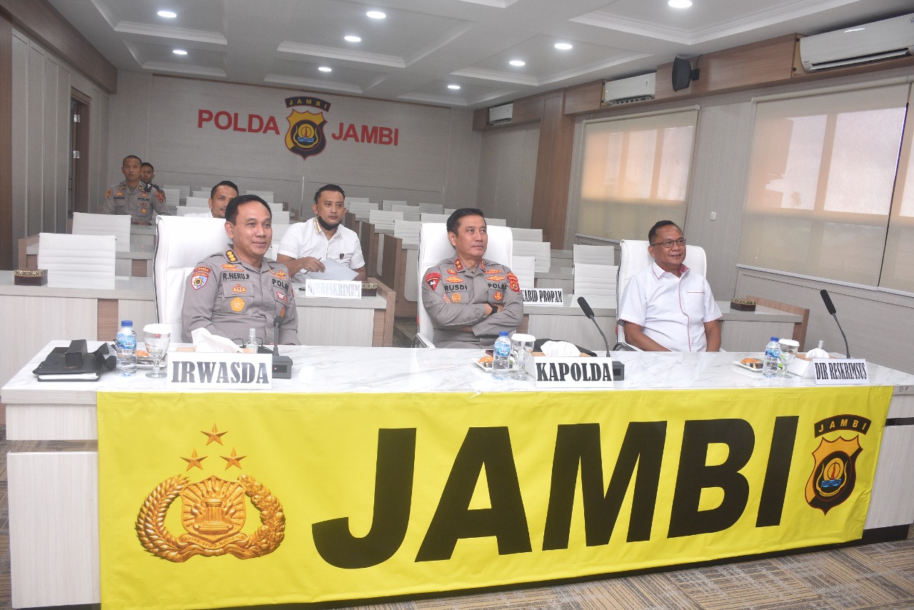 Kapolda Jambi Irjen Pol Rusdi Hartono Ikuti Pelaksanaan Rakor  Inspektur Daerah Seluruh Indonesia Tahun 2023 Tentang Penanganan Laporan Atau Pengaduan  dalam Penyelenggaraan  Pemerintah Daerah Via Zoom  Meeting